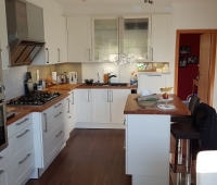 moderne Küche mit Tresen